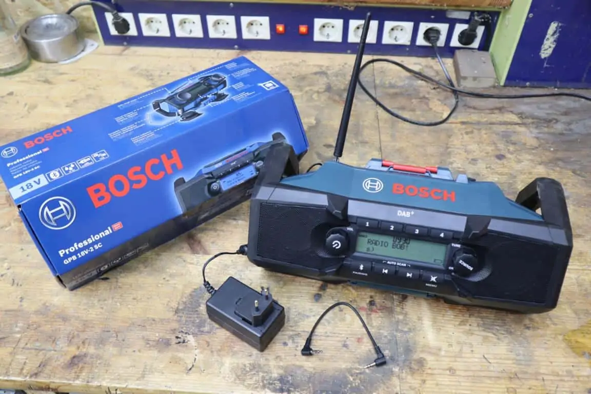MEEGEEM Bosch Professional 18V System Akku Baustellenradio GPB 18V-2 SC  (Empfang über DAB+, Bluetooth, FM und AUX, inklusive Netzteil, AUX-Kabel,  3V